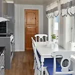 4 Person In Mandalen-by Traum
