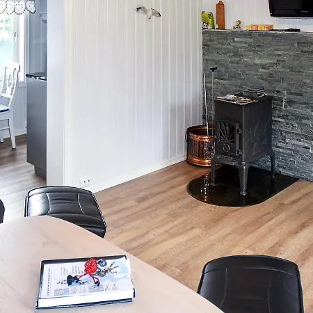 4 Person In Mandalen-by Traum